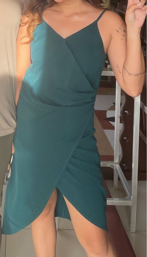 Green cocktail dress (Category: Evening dresses & gowns) located in Antipolo. Submitted by straub (Listing ID 1226891670, Image 2). Description: Emerald green dress These are photos during day and night Used once for a wedding. bought it here on carousell too Delivery via same day delivery only in metro manila, rizal, bulacan, and cavite Rfs: nothing to use it na. .