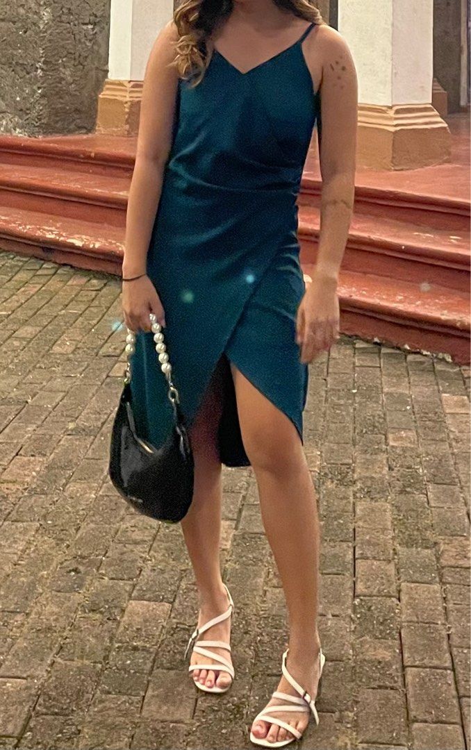Green cocktail dress (Category: Evening dresses & gowns) located in Antipolo. Submitted by straub (Listing ID 1226891670, Image 1). Description: Emerald green dress These are photos during day and night Used once for a wedding. bought it here on carousell too Delivery via same day delivery only in metro manila, rizal, bulacan, and cavite Rfs: nothing to use it na. .