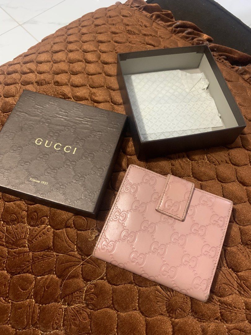 Gucci small wallet ( Mansur Gavriel in leather) (Category: Luxury Bags & Wallets) located in Quezon City. Submitted by maefurio (Listing ID 1226880647, Image 2). Description: ❣️100% authentic money back if proven fake❣️ 👉🏻unused item, binili lang then inistock lang. See signs of storage. Super mura na po .