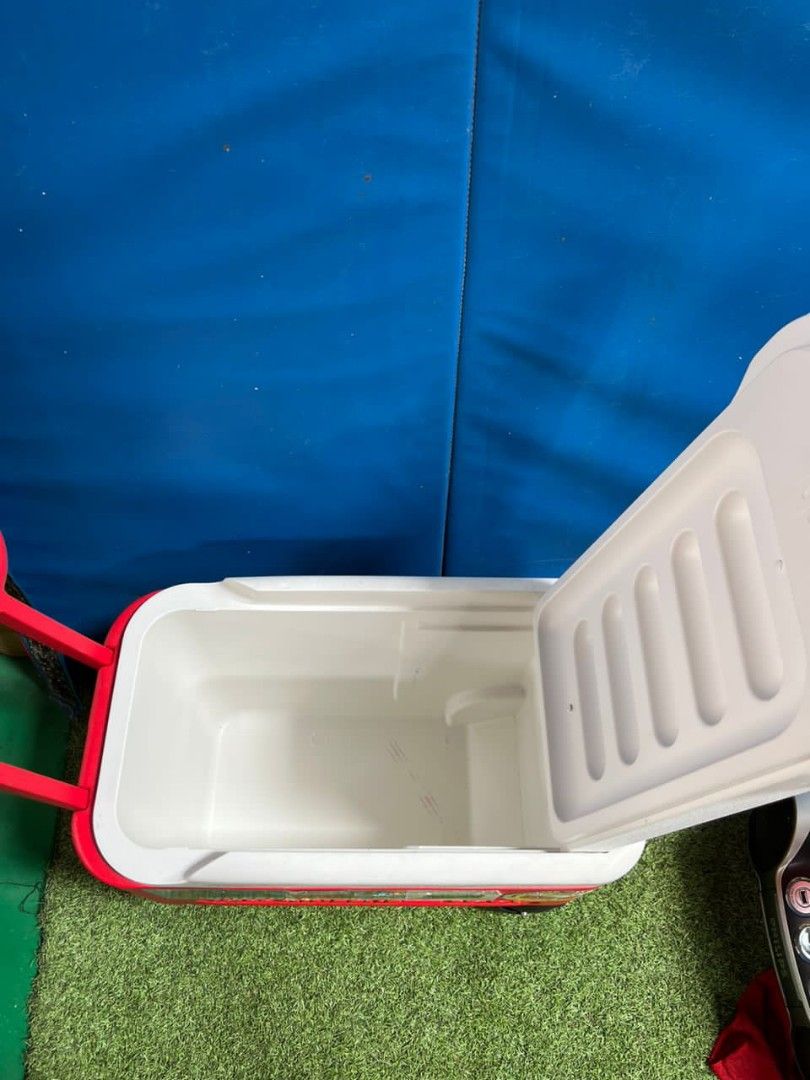 Igloo ice box, Sports Equipment, Hiking & Camping on Carousell