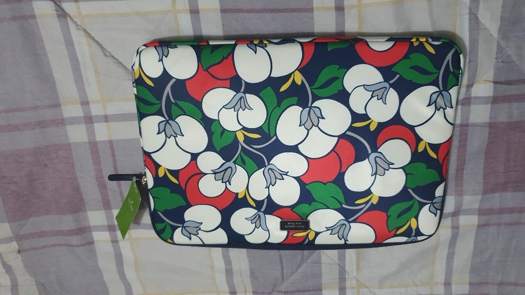 Kate Spade Laptop Bag (Category: Luxury Bags & Wallets) located in Quezon City. Submitted by silverriver_3cf939 (Listing ID 1227005536, Image 1). Description: Orig price 4500 RFS: Decluttering Negotiable Laptop Bag .