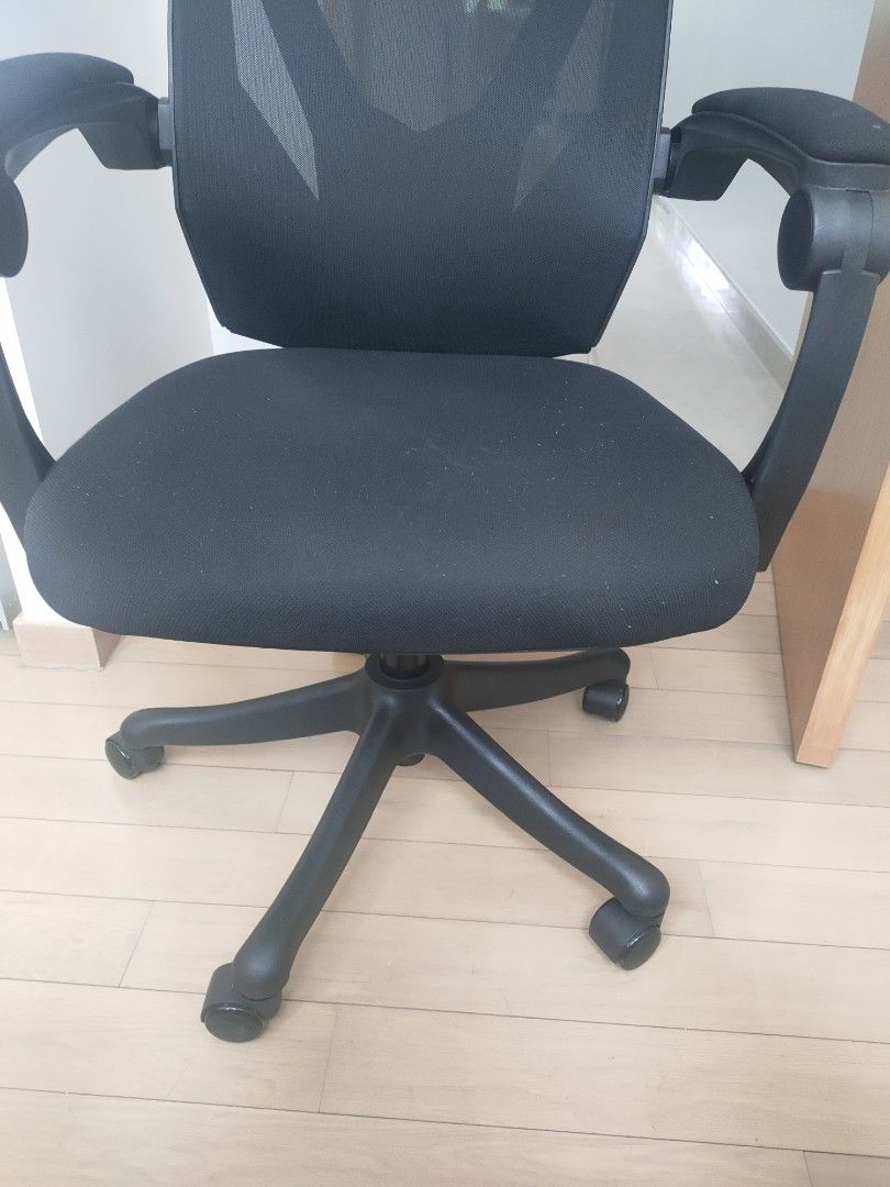 lightly used office chair, Furniture & Home Living, Furniture, Chairs on Carousell