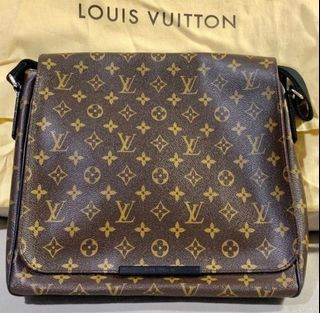 LOUIS VUITTON M44001 DISTRICT MM, Luxury, Bags & Wallets on Carousell