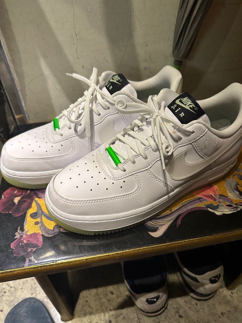 Nike Air Force螢光綠24.5cm, 她的時尚, 鞋, 運動鞋在旋轉拍賣