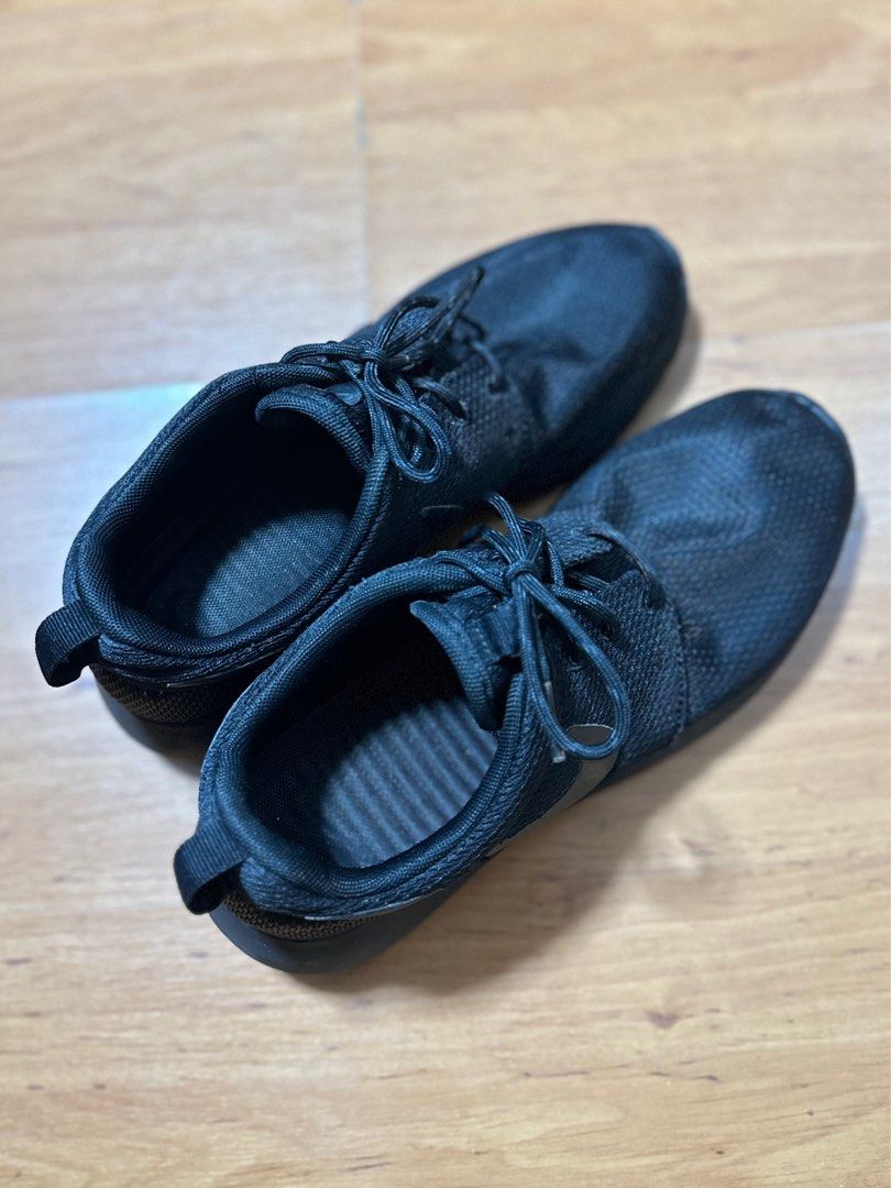 Nike Roshe Run Triple Black (Category: Sneakers) located in Mandaluyong City. Submitted by agdeclutter (Listing ID 1226917240, Image 2). Description: Nike Roshe Run Triple Black Women’s Used less than 8x Size: US7 | 24cm .