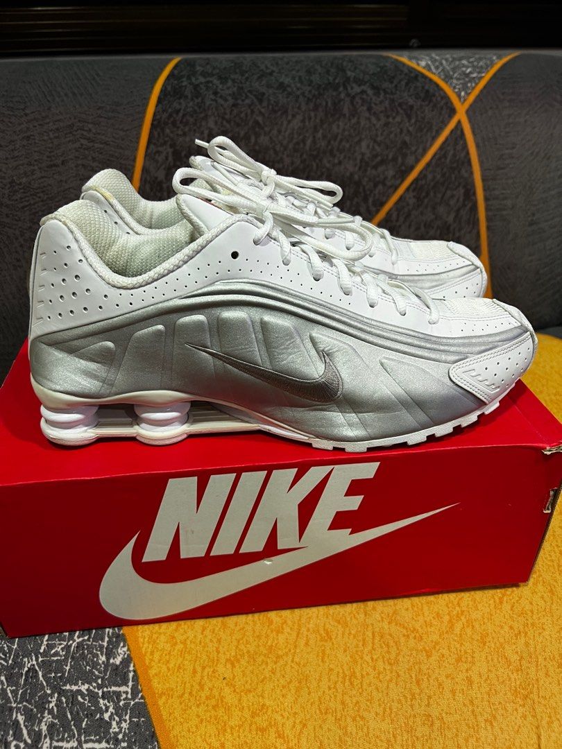 White nike shox r4 hotsell