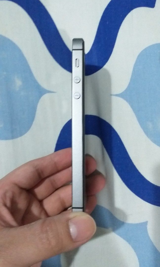 [ORIG & OPENLINE] Black Iphone 5S 64gb RUSH (Category: Others) located in Quezon City. Submitted by closettemanila.ph (Listing ID 1227042822, Image 3). Description: ✔OPENLINE AND NOT BYPASSED ✔NOT COURIER LOCKED ✔ NOT SIM LOCKED ✔Camera (back and front) is working and fine. ✔Home button is fine and working but fingerprint scanner is not working. ✔Volume Keys are fine and working. ✔Power button is fine and working. ✔Battery is fine and working. ✔N