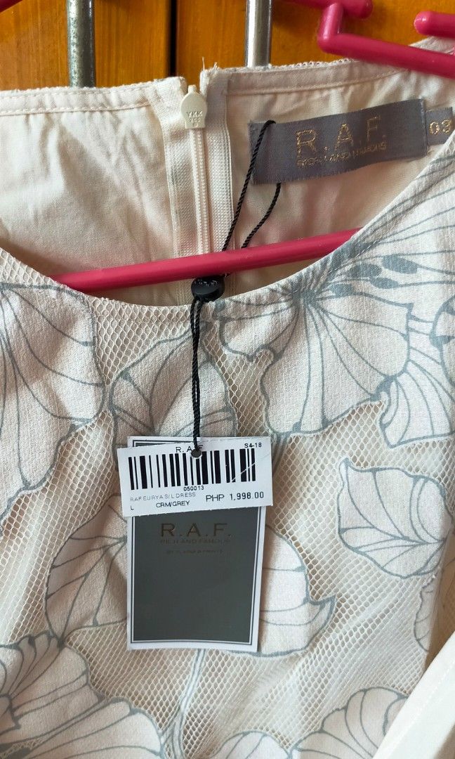 plains and.prints dress (Category: Dresses) located in Malabon City. Submitted by winron23 (Listing ID 1226963014, Image 2). Description: bnwt.