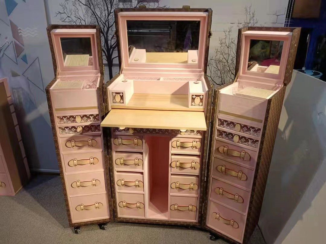 [Pre-Order] Louis Vuitton Leather Trunk Unfolds Into A Gorgeous Pink Vanity  Table For Makeup & Jewellery