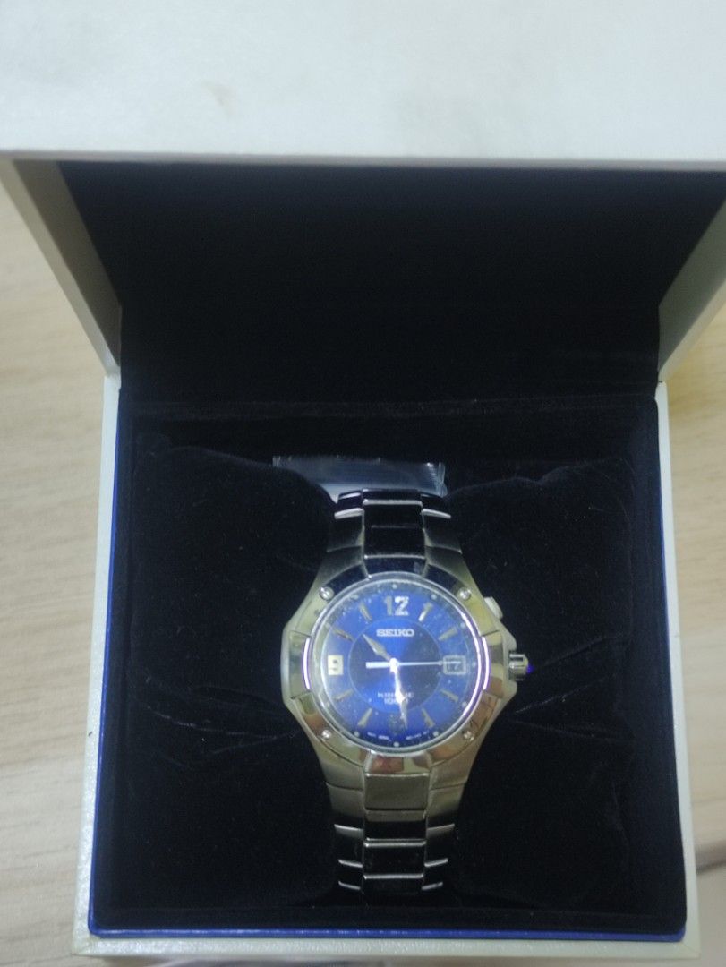 Quartz watch deals with sapphire crystal