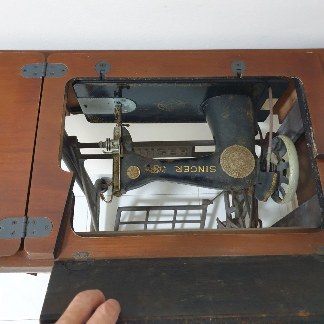 Singer Sewing Machine, Hobbies & Toys, Memorabilia & Collectibles