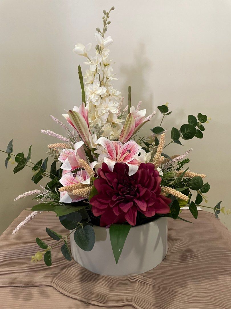 Table flowers with round glass vase, Hobbies & Toys, Stationery & Craft