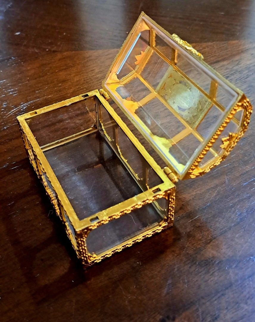 Trinket Treasure Chest (Category: Accessory Holder, Box & Organizers) located in Quezon City. Submitted by superrandomthings (Listing ID 1226899643, Image 3). Description: Supposedly for wedding ceremony but because of pandemic, had an intimate wedding instead, hence, this was not used at all..