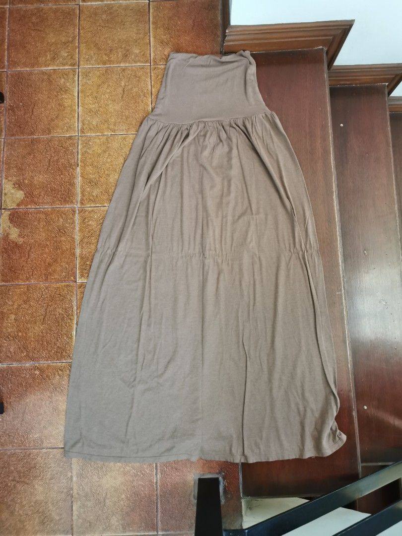 Uniqlo Brown Maxi Skirt (Category: Skirts) located in San Pedro. Submitted by krisdl11 (Listing ID 1226954676, Image 2). Description: Soft, elastic material Can fit 27-31 waist, stretchable.