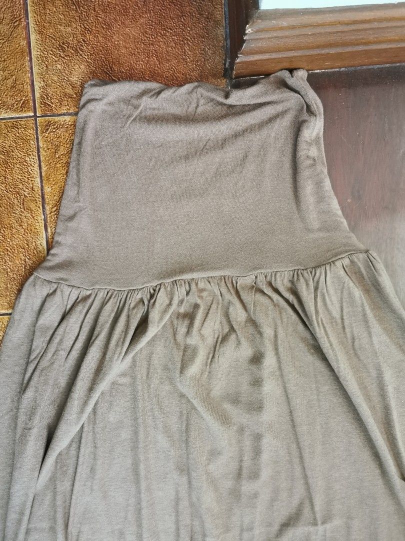 Uniqlo Brown Maxi Skirt (Category: Skirts) located in San Pedro. Submitted by krisdl11 (Listing ID 1226954676, Image 3). Description: Soft, elastic material Can fit 27-31 waist, stretchable.