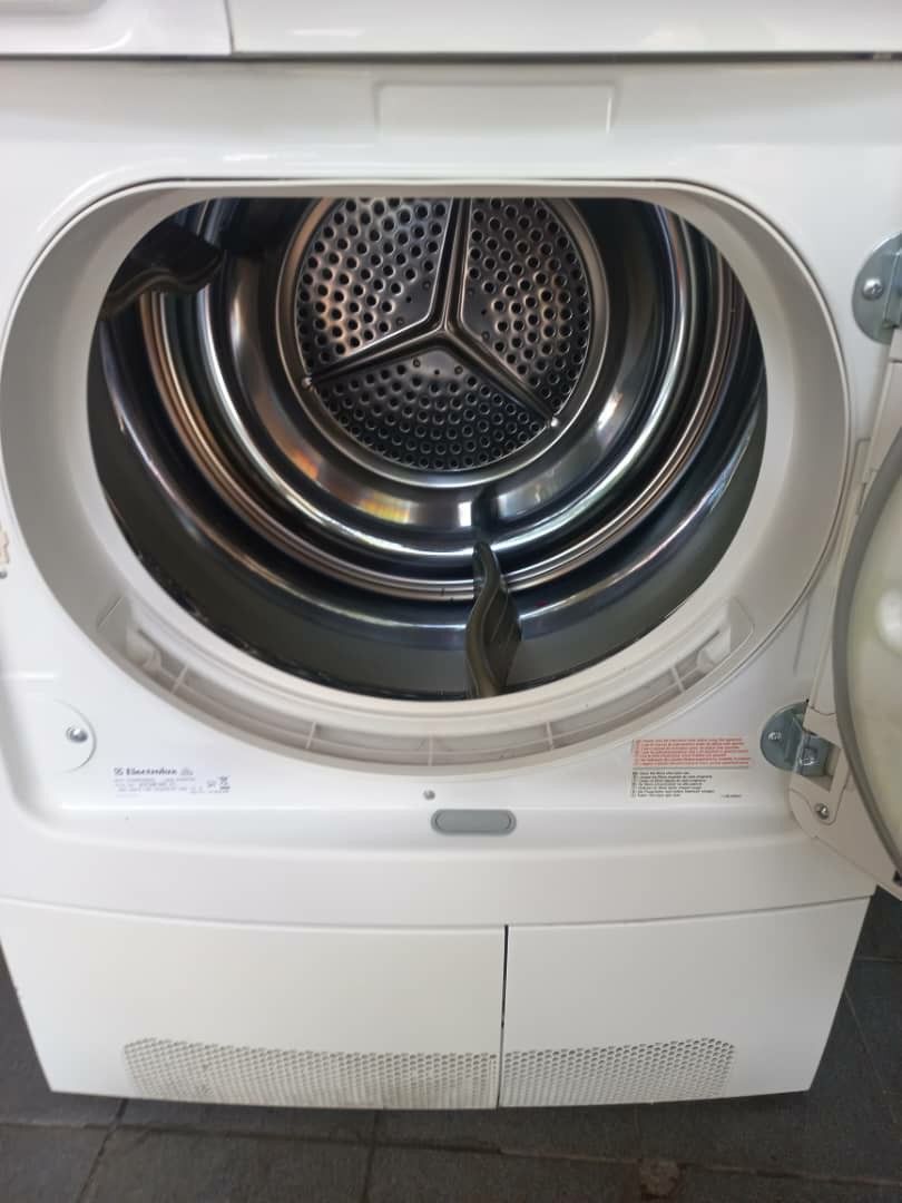 Used Electrolux condenser clothes dryer 7.0kg, pengering baju drying