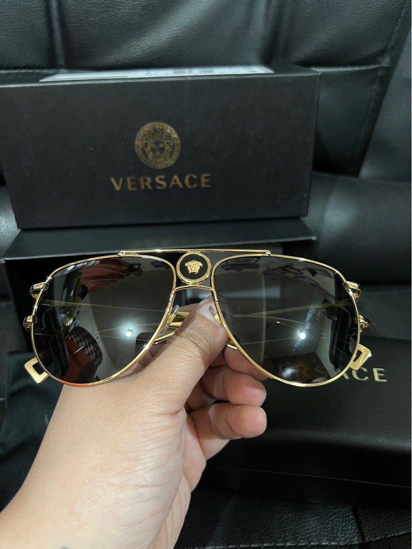 💯Versace sunglasses brandnew (Category: Luxury Bags & Wallets) located in Quezon City. Submitted by KK_declutterluxx (Listing ID 1221753747, Image 1). Description: 💯Authentic & Brandnew Versace aviator style - all sunglasses are from ITALY - complete inclusions Napakaganda in person, lakas maka-alta ❌NO LAST PRICE❌ Loc: Quezon city If in doubt, dont purchase. ALL photos ate already posted.