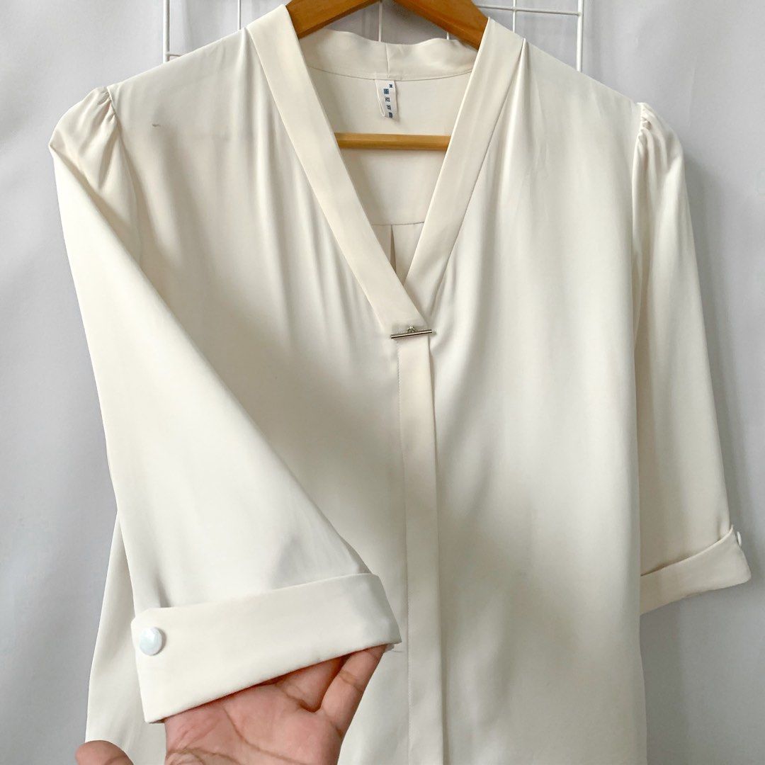 White casual formal long sleeves blouse (Category: Blouses) located in Malaybalay. Submitted by mclcloshop (Listing ID 1227051346, Image 3). Description: Washable dirt lang sa shoulder although this items are washed, nadapuan lang ➖ size reference •Human model Semi Large-Large Bust 38 Waist 31 •Mannequin Medium Bust 34 Waist 26 .