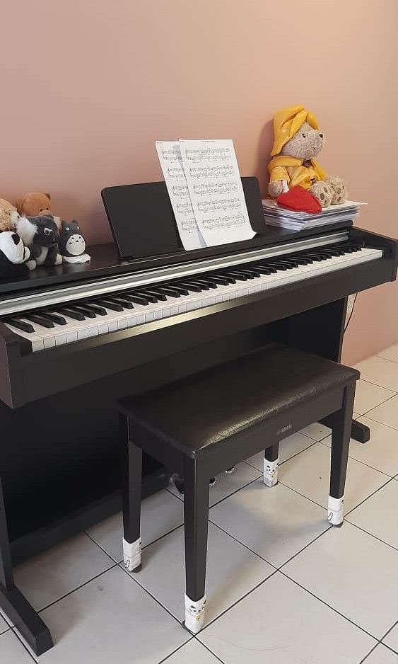 Yamaha Arius ydp142 digital piano, Hobbies & Toys, Music & Media