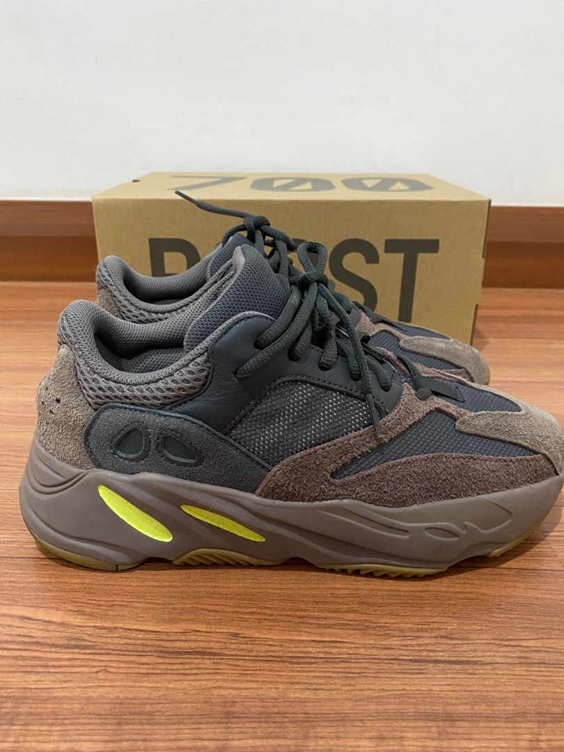 Yeezy 700 mauve size 7 2025