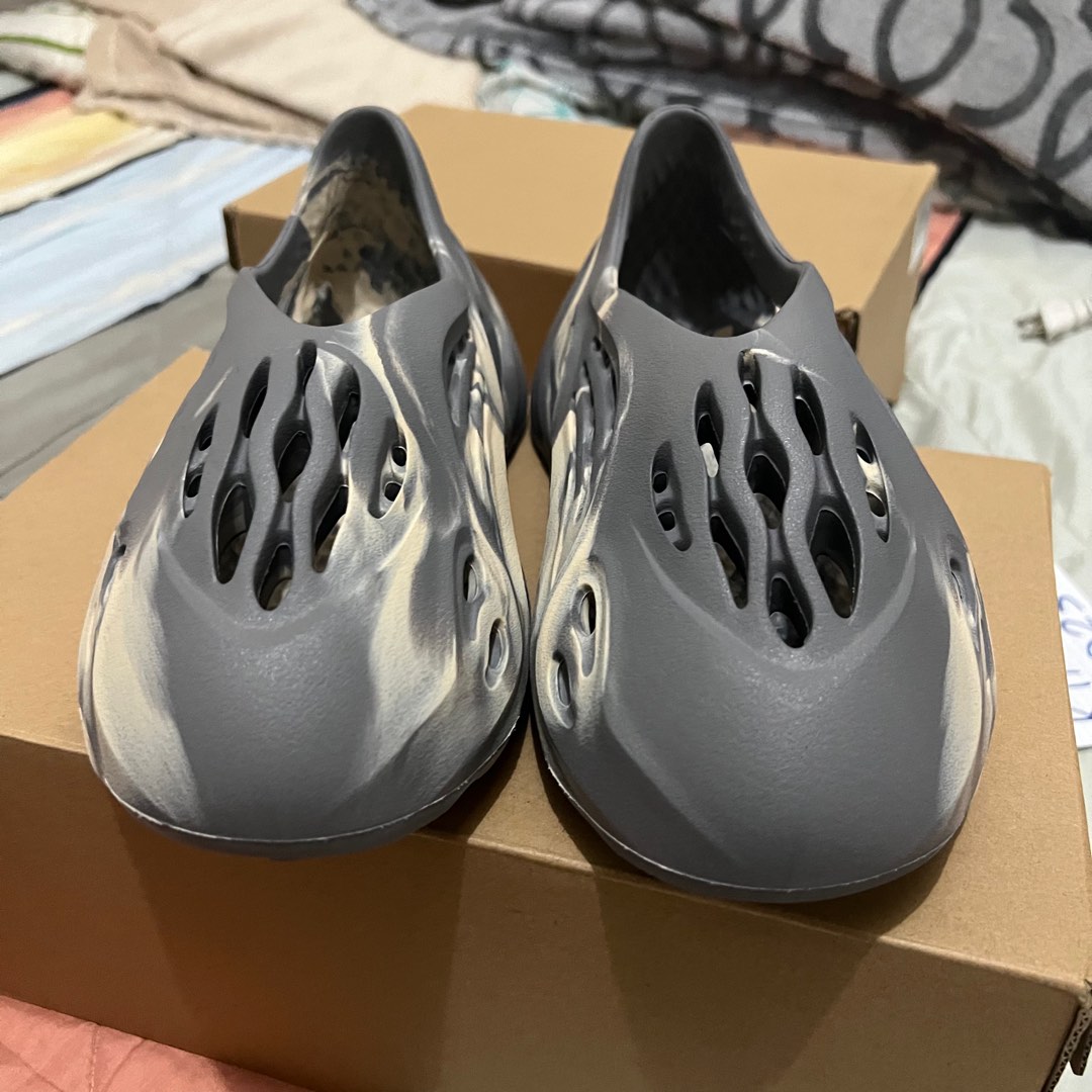 yeezy runner moon grey