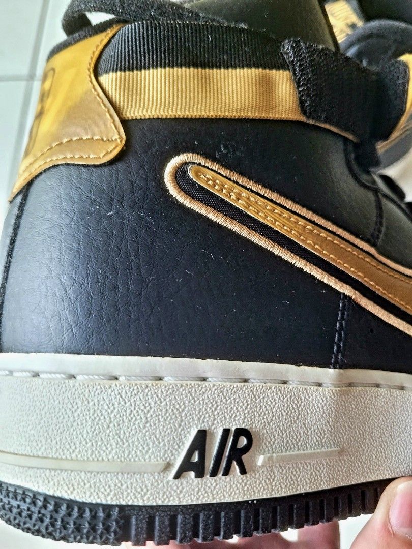 Nike air force 1 high black gold store