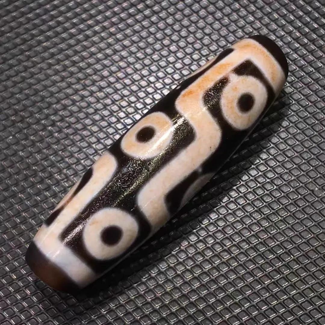 最新最全の 天珠】911・西藏三眼朱砂銀箔老天珠 （满朱砂老矿三眼财神天珠 とんぼ玉