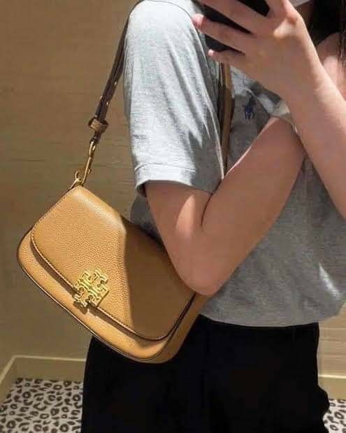 🇺🇲 Authentic Tory Burch Britten (Category: Luxury Bags & Wallets) located in Santa Cruz. Submitted by janelovebagswatchesshoesph (Listing ID 1227229780, Image 2). Description: .