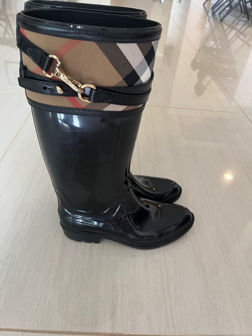 Do burberry rain boots outlet run true to size