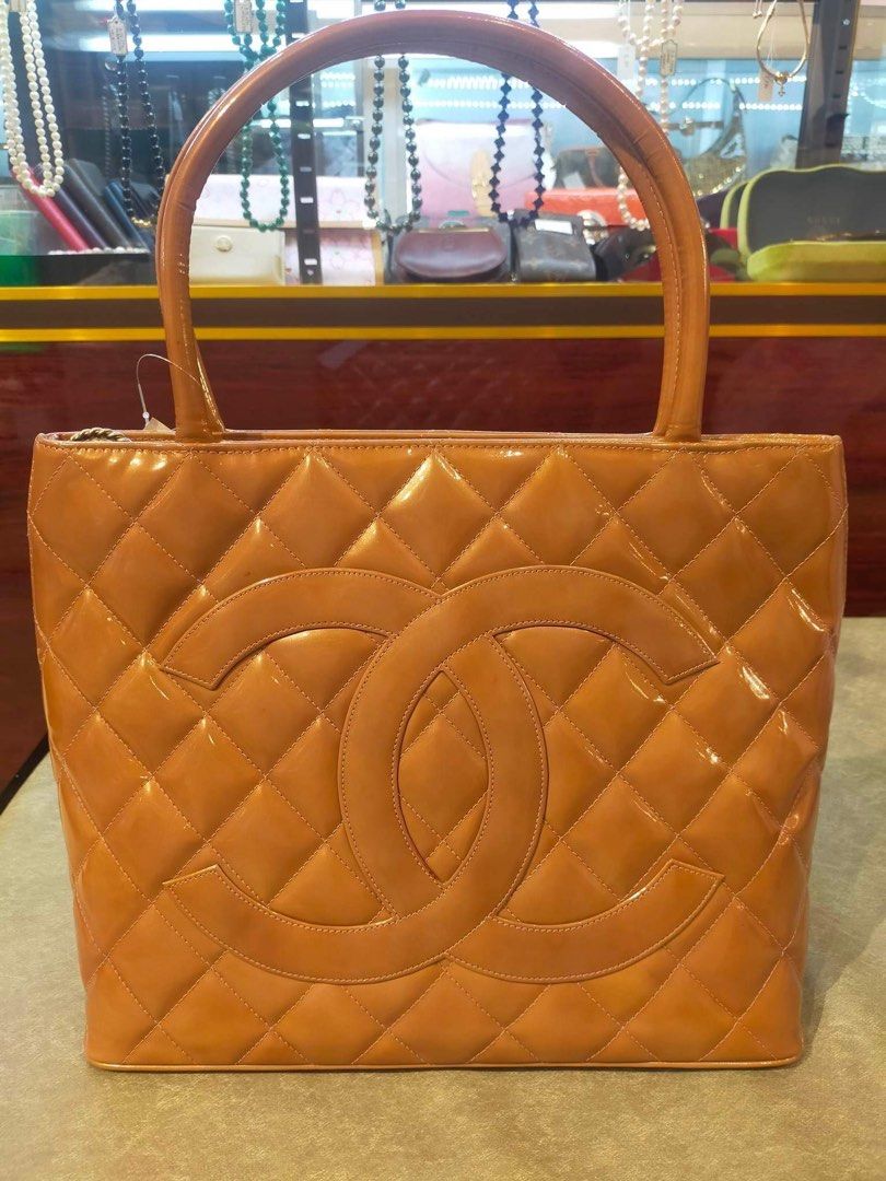 Authentic chanel (Category: Luxury Bags & Wallets) located in Quezon City. Submitted by preetycindz (Listing ID 1227202505, Image 2). Description: 💯 authentic chanel medallion tote serial number 6521210 still in good condition no major flaws .