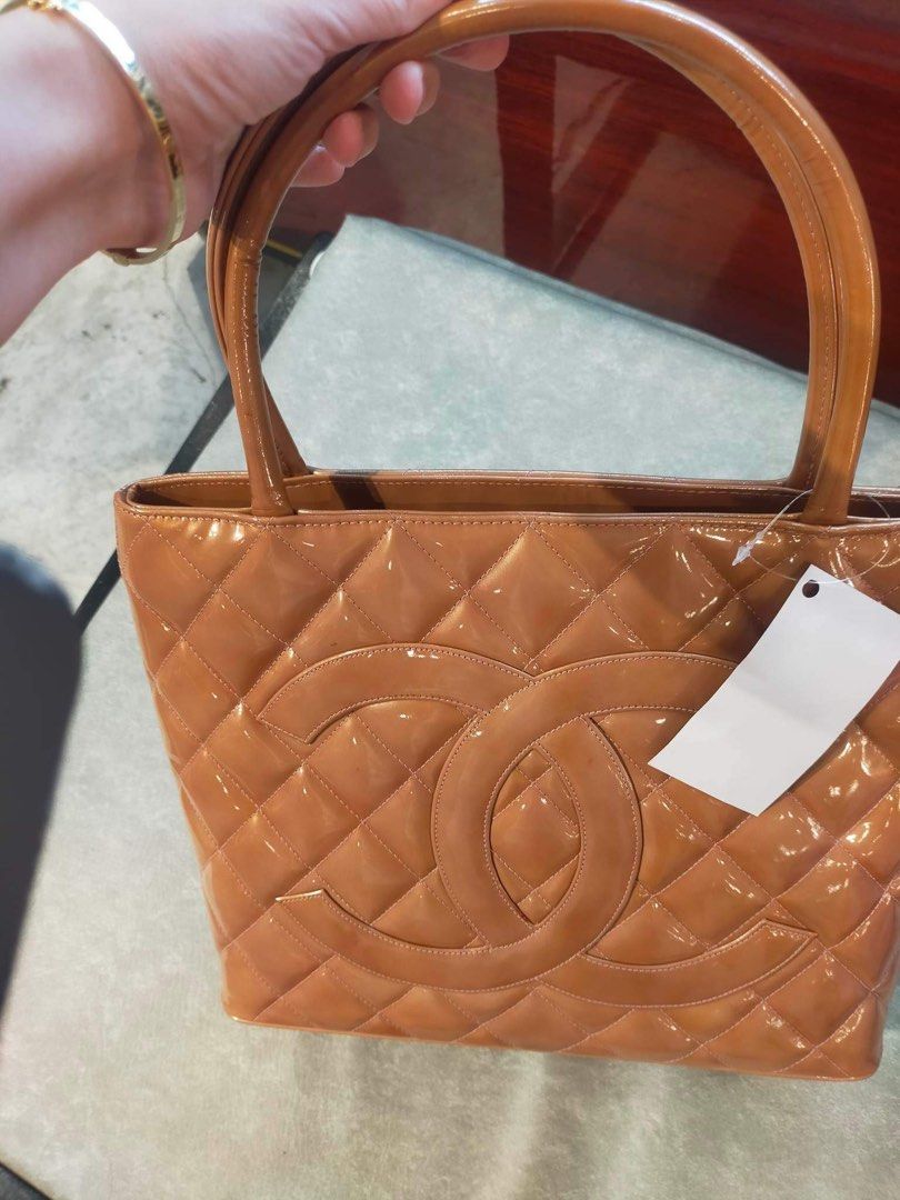 Authentic chanel (Category: Luxury Bags & Wallets) located in Quezon City. Submitted by preetycindz (Listing ID 1227202505, Image 1). Description: 💯 authentic chanel medallion tote serial number 6521210 still in good condition no major flaws .