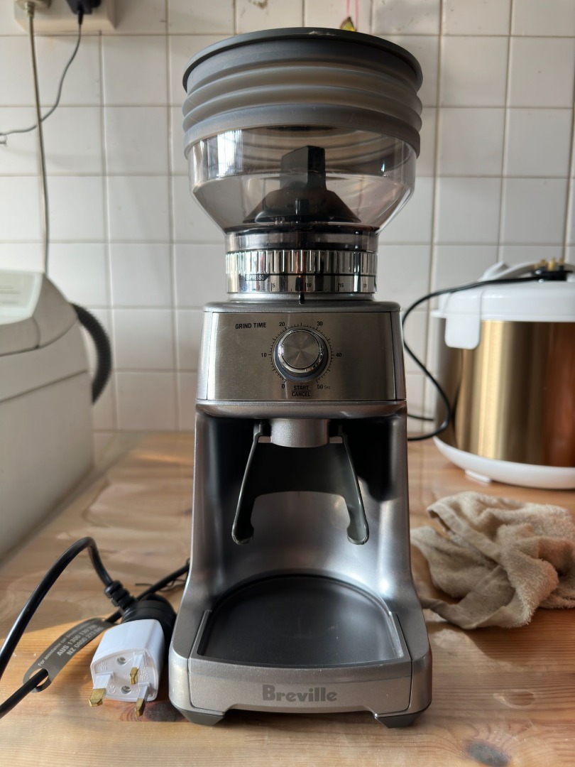 https://media.karousell.com/media/photos/products/2023/4/17/breville_dose_control_pro_coff_1681698834_abd3ae67