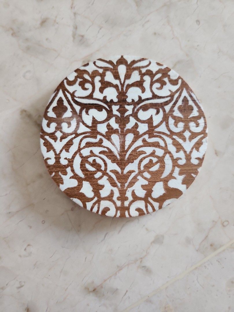 Coaster (Category: Coffee & Tea Tableware) located in Singapore. Submitted by projectbigone (Listing ID 1227079268, Image 3). Description: Coaster for sale each design 8pcs selling at $15 for 8pcs only this 2 design.