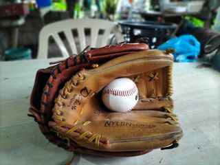 daiwa leather baseball gloves and giants ball