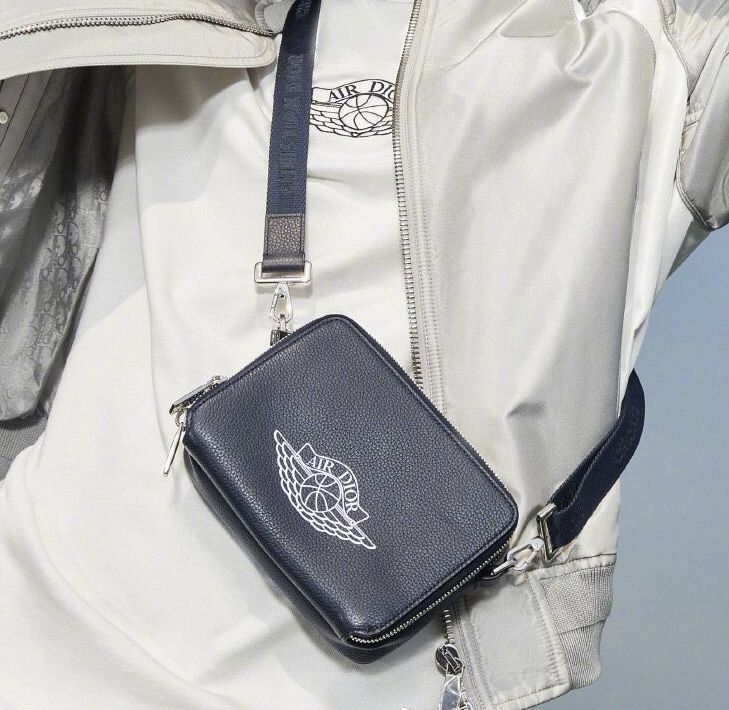 Dior x Jordan Messenger Bag (Navy), 名牌, 手袋及銀包 Carousell