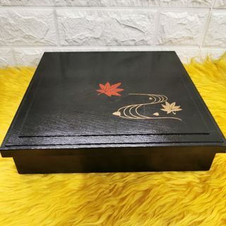Japan wooden bento box with dividers inside