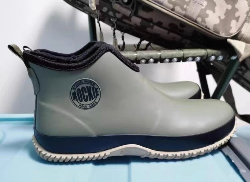 全新Japanese outdoor fishing shoes for men and women non-slip waterproof  fishing boots, 男裝, 鞋, 靴- Carousell