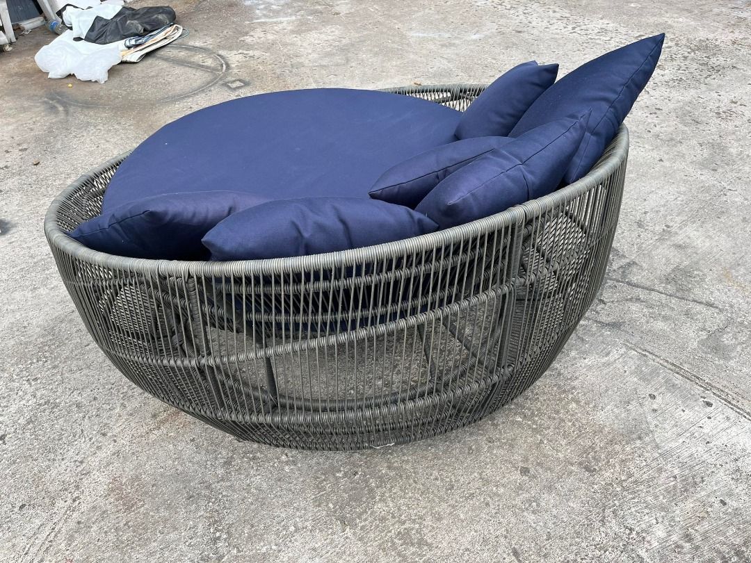 Round store patio lounger