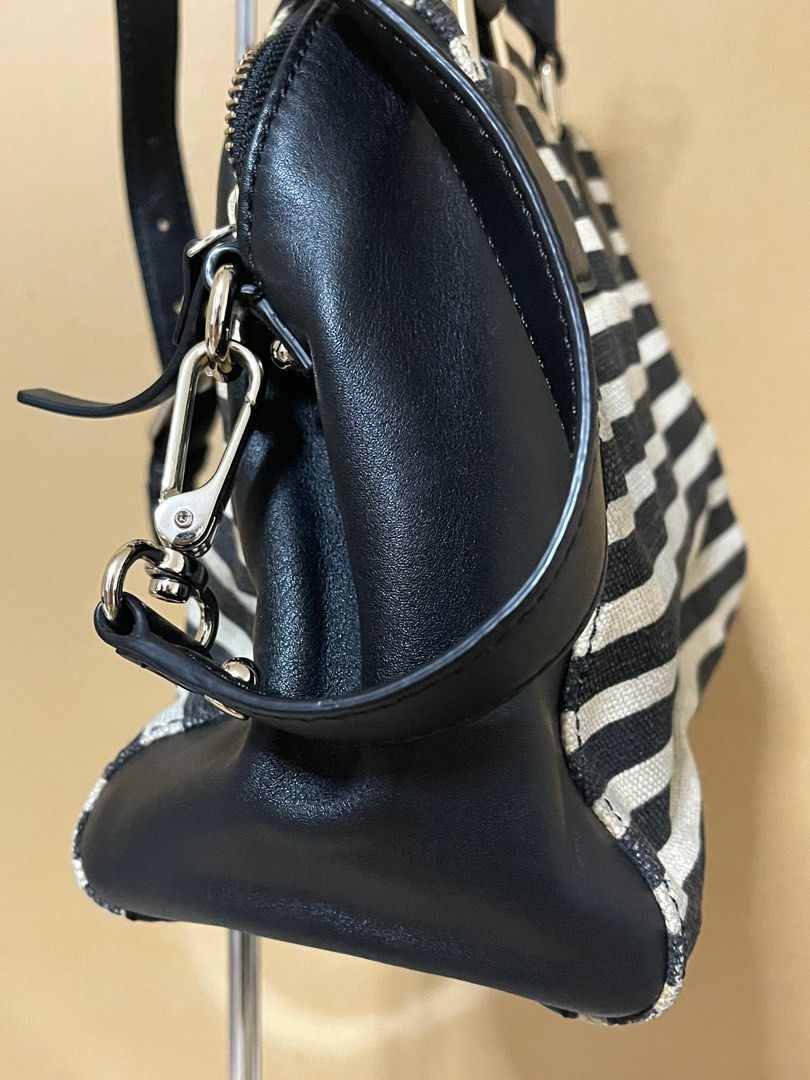 Preloved Kate Spade Crossbody bag (Category: Cross-body Bags) located in Las Pinas. Submitted by sourcedbykt (Listing ID 1227223500, Image 3). Description: .