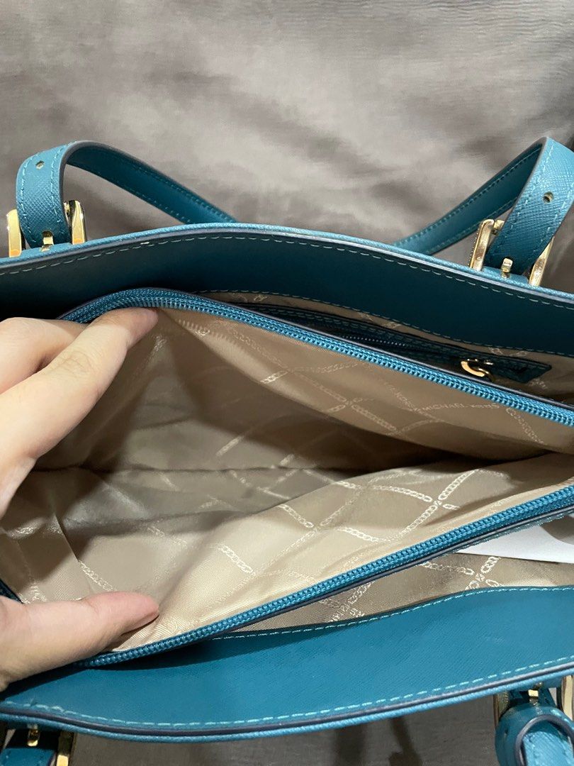 ORIGINAL Michael Kors Tote Bag (Category: Tote Bags) located in Iligan City. Submitted by declutter_er101 (Listing ID 1227185866, Image 3). Description: ORIGINAL MICHAEL KORS directly bought from AFFILIATED STORE .