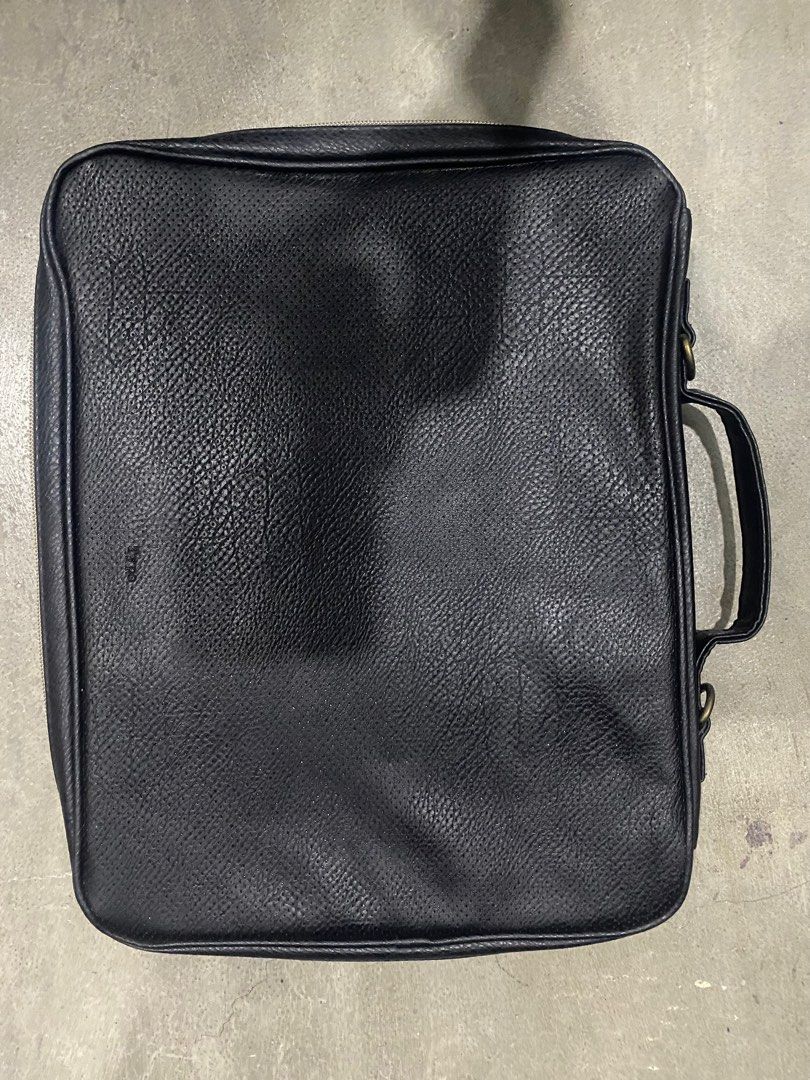 Typo 13Inch Laptop Case/Bag (Category: Laptop Bags & Sleeves) located in Makati City. Submitted by alitaptap.preloved (Listing ID 1227185373, Image 3). Description: 💛 like new 💛 flaws: minimal flaws on gold detail (see picture) .