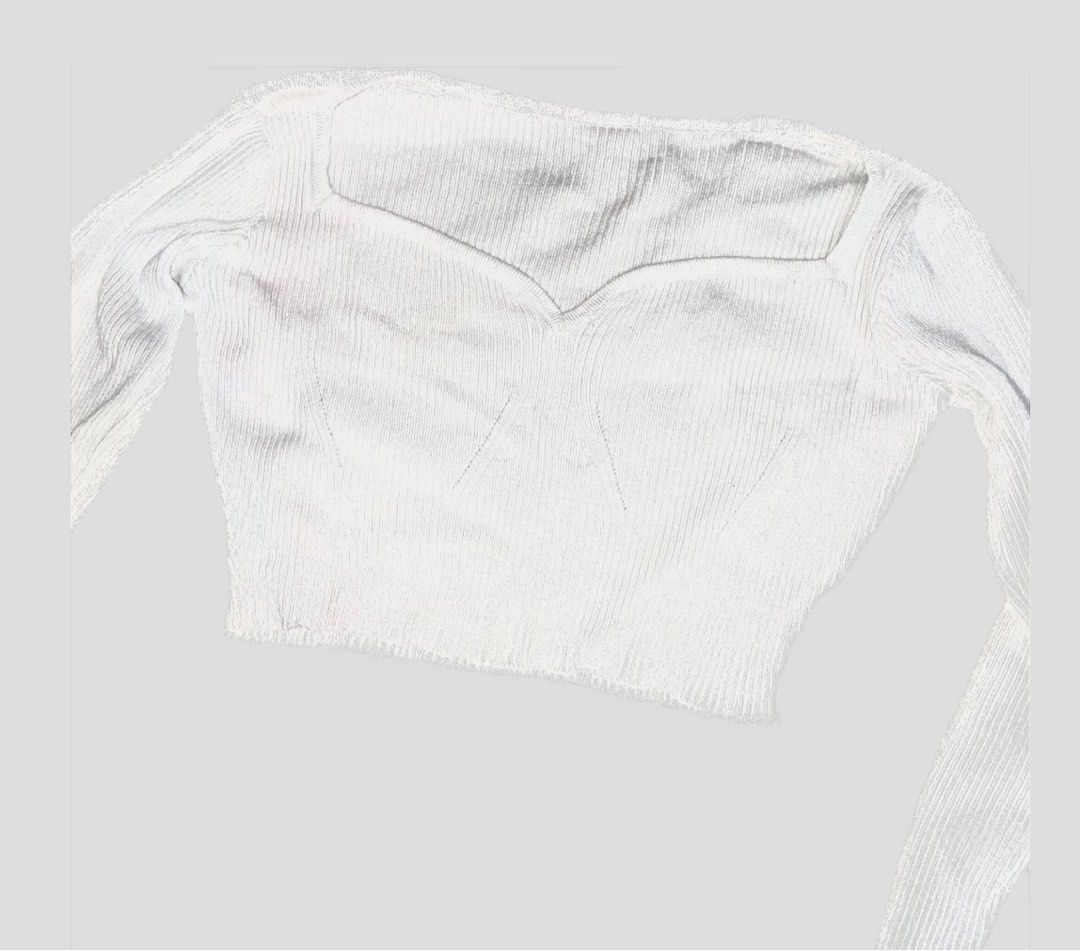 White Longsleeve Top Ribbed (Category: Longsleeves) located in Makati City. Submitted by bilzer (Listing ID 1227232962, Image 1). Description: From Shopee Ribbed long sleeve Sweetheart neckline Vvvv flattering Has a very light pink stain at underarm area not really noticeable Can fit up to M.