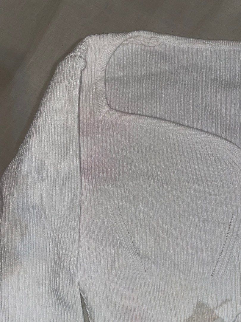 White Longsleeve Top Ribbed (Category: Longsleeves) located in Makati City. Submitted by bilzer (Listing ID 1227232962, Image 2). Description: From Shopee Ribbed long sleeve Sweetheart neckline Vvvv flattering Has a very light pink stain at underarm area not really noticeable Can fit up to M.