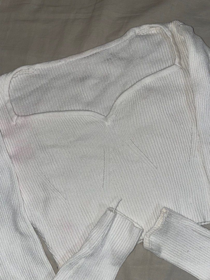 White Longsleeve Top Ribbed (Category: Longsleeves) located in Makati City. Submitted by bilzer (Listing ID 1227232962, Image 3). Description: From Shopee Ribbed long sleeve Sweetheart neckline Vvvv flattering Has a very light pink stain at underarm area not really noticeable Can fit up to M.