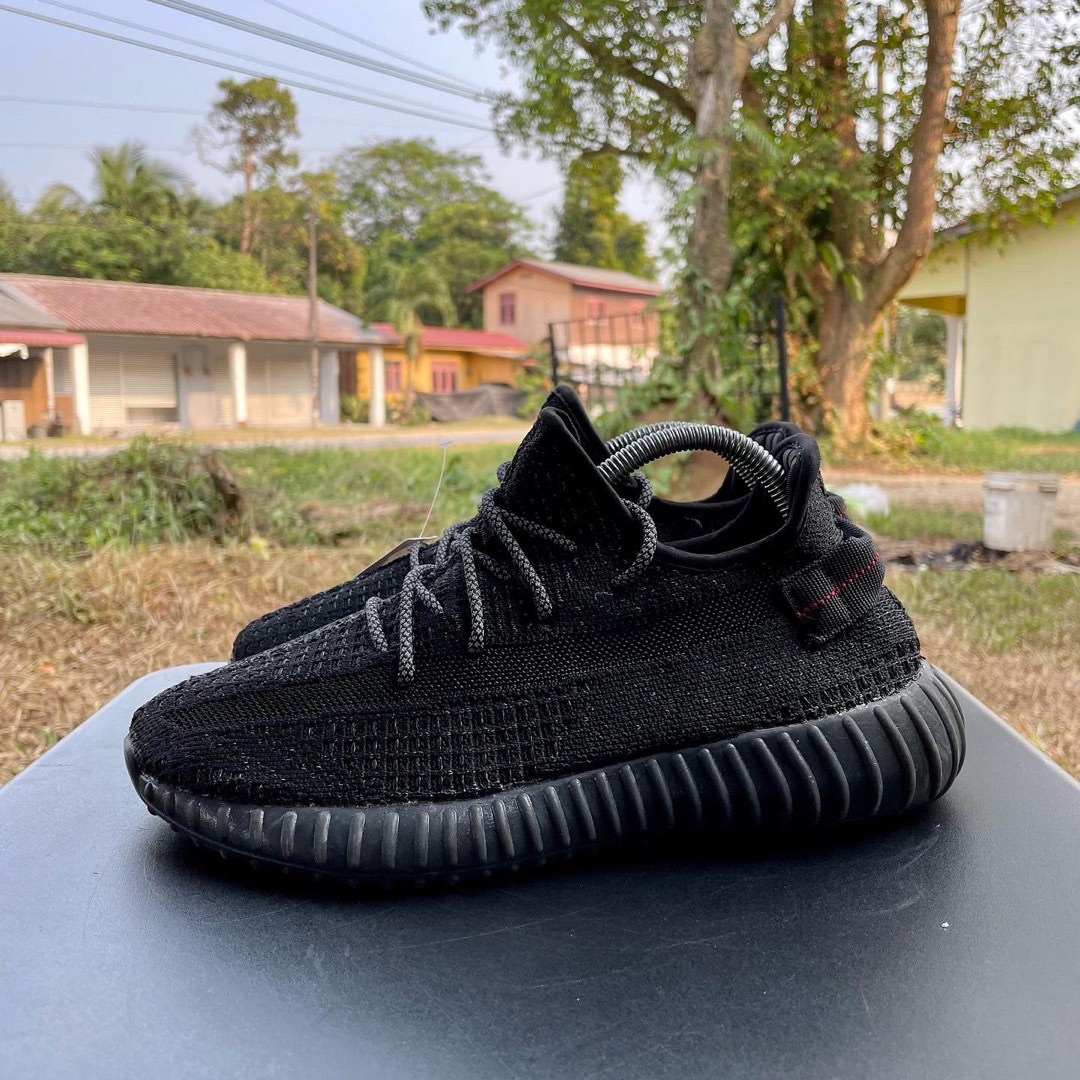 Adidas yeezy hitam 2025