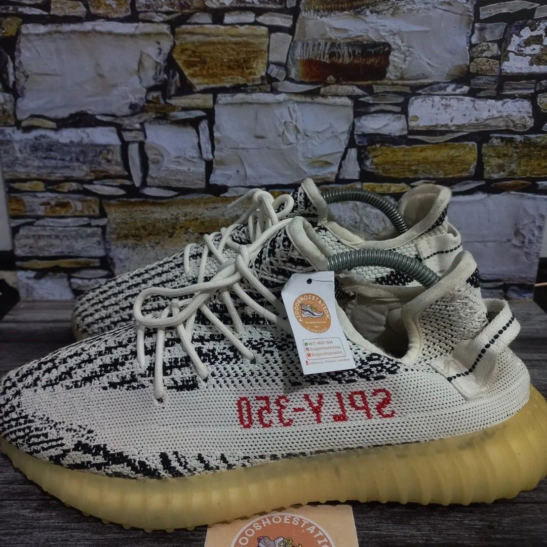 Adidas Yeezy Boost V2 Zebra, Fesyen Pria, Sepatu , Sneakers di Carousell