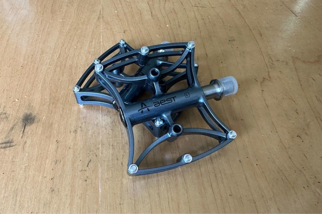 Aest pedals top