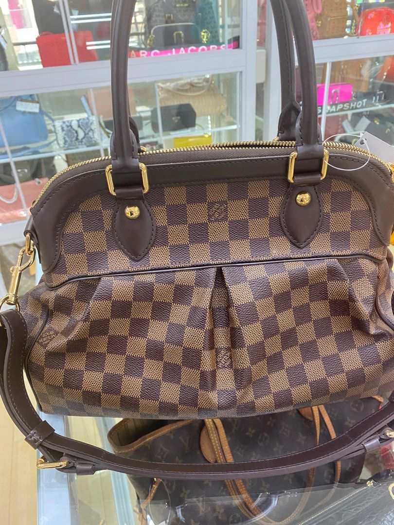 Authentic lv (Category: Luxury Bags & Wallets) located in Quezon City. Submitted by preetycindz (Listing ID 1227391892, Image 2). Description: 💯 authentic lv damier ebene very good condition no major flaws with dustbag .