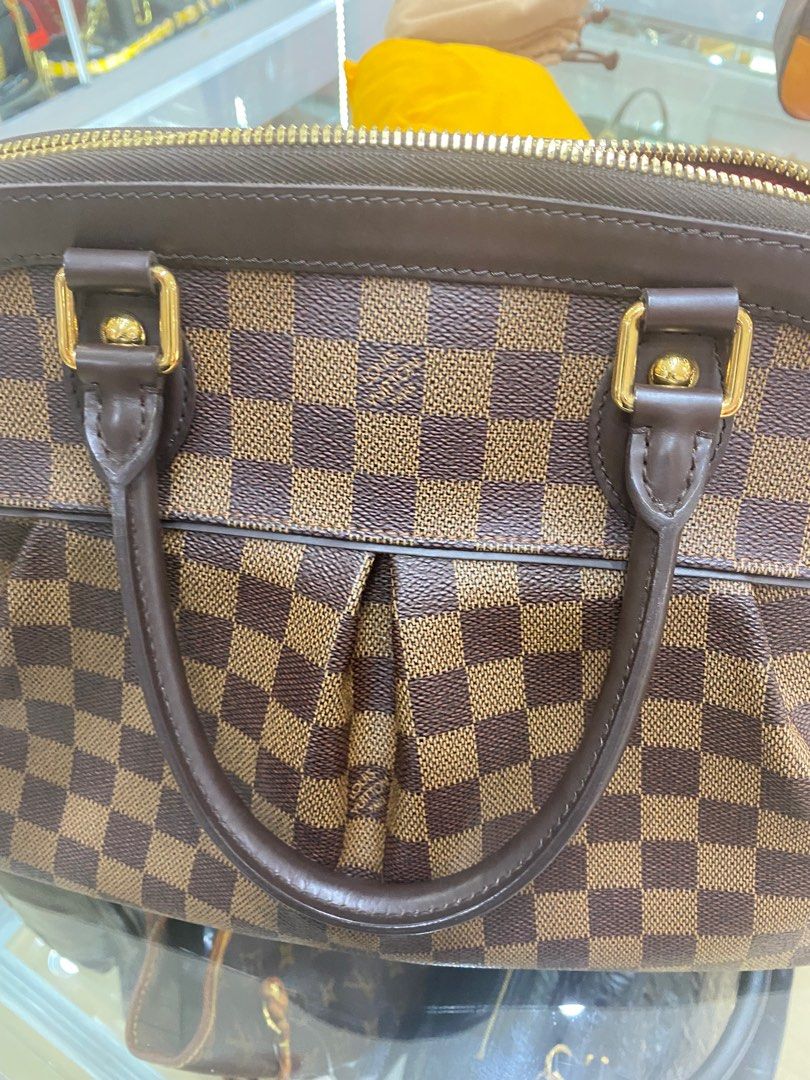 Authentic lv (Category: Luxury Bags & Wallets) located in Quezon City. Submitted by preetycindz (Listing ID 1227391892, Image 3). Description: 💯 authentic lv damier ebene very good condition no major flaws with dustbag .