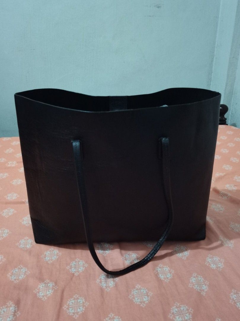 Authentic Versace Medusa Tote Bag with Pouch (Category: Luxury Bags & Wallets) located in Dinalupihan. Submitted by hydzsalva (Listing ID 1227361218, Image 3). Description: Authentic Black Versace Medusa Tote Bag with Pouch.
